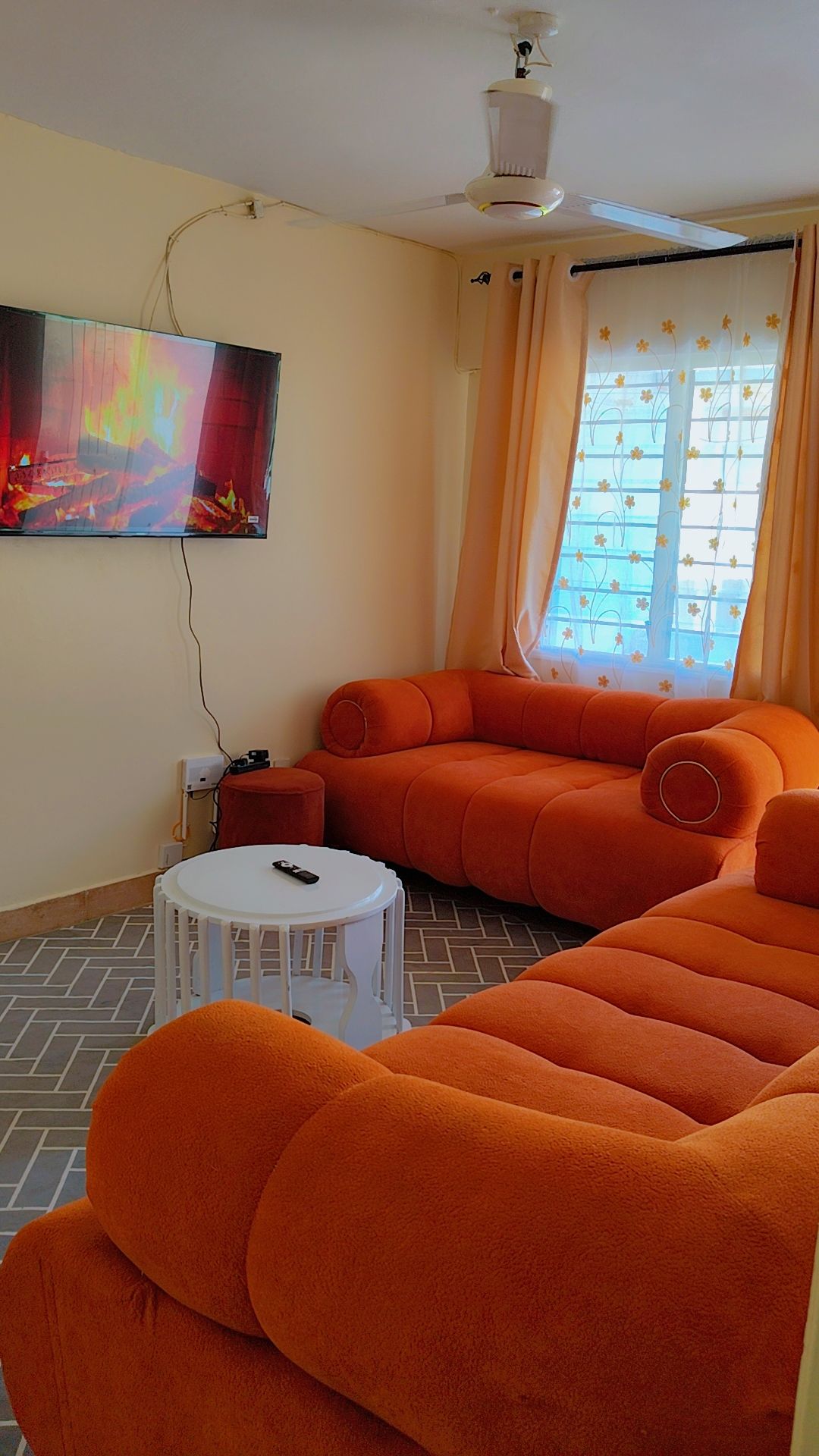 Coastal bliss with swimming pool 5 mins drive to the beach, fast WiFi and secure parking. Ideal for long /short stays.